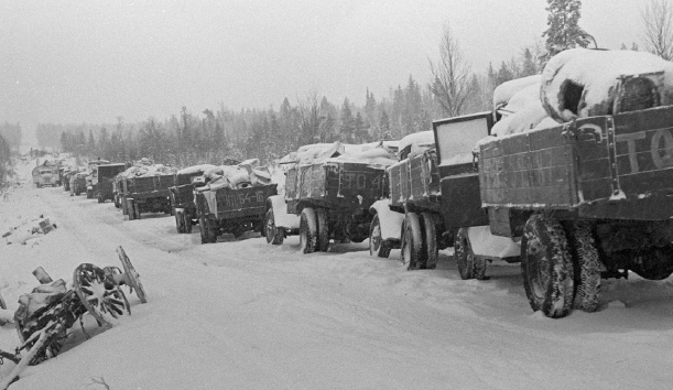 Columna de abastecimiento soviética abandonada cerca de Suomussalmi, 1 de enero de 1940. Numerosas columnas soviéticas se vieron copadas por las fuerzas finesas y tuvieron que ser abandonadas