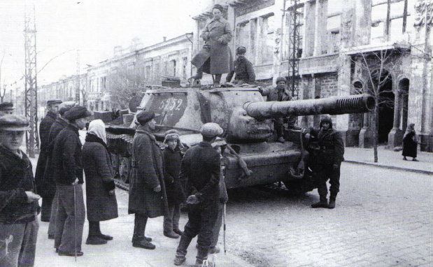 Cazacarros SU-152 en la liberada ciudad de Simferopol, en la península de Crimea. Abril de 1944