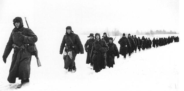 Infantería avanzando hacia al oeste durante la batalla de Moscú. Diciembre de 1941