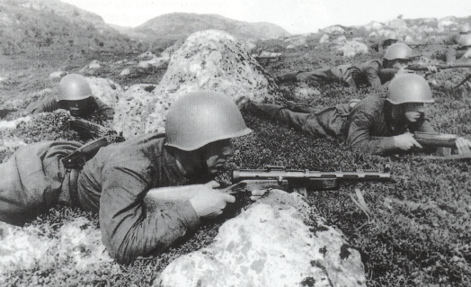 Patrulla de infantería armada con subfusiles PPD-40 y fusiles Tokarev SCT-38. Verano de 1941