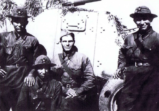 Soldados de la 9ª Brigada de tanques junto a su vehículo blindado BA-10. La imagen es del verano de 1939 durante los combates contra los japoneses en Khalkin Gol, Mongolia