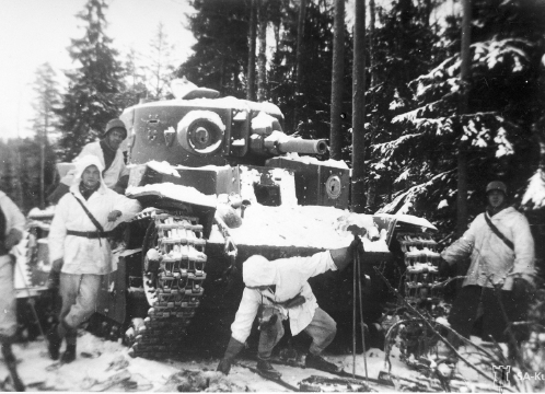 En la imagen, un grupo de soldados fineses posando alrededor de un tanque T-28 capturado al Ejército Rojo. Diciembre de 1939