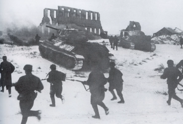 Carros e infantería soviética avanzando en un intento de aplastar a las tropas alemanas cercadas en Stalingrado. Enero de 1943