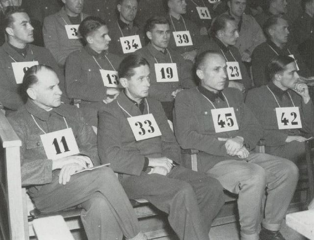 Juicio de Dachau organizado por los norteamericanos contra los oficiales alemanes responsables de la matanza de Baugnez. Con el número 42, Joachim Peiper. A su izquierda, con el 45 Hermann Priess, con el 33 Fritz Krämer, y con el 11 Sepp Dietrich