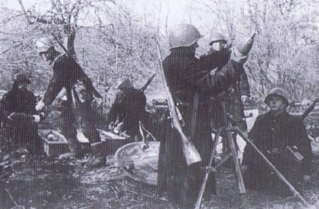 Otoño de 1941. Seis infantes navales soviéticos preparando un mortero M38 de 120 mm