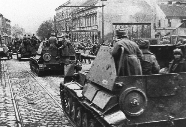 Artillería autopropulsada del 4º Ejército de Guardias entrando en Viena. 6 de abril de 1945