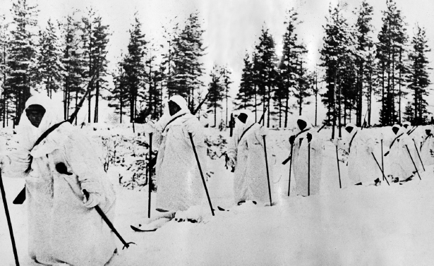 Patrulla de esquiadores soviéticos durante la guerra de invierno contra los fineses. Febrero de 1940