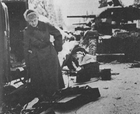 Un oficial finlandés examina el botín tras la destrucción de la 163ª División soviética en Suomussalmi