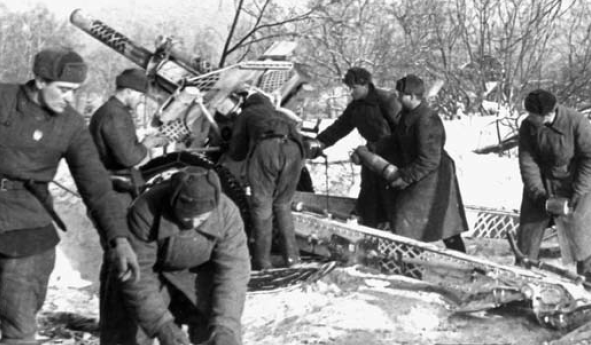 Obús M38 de 122mmm abriendo fuego sobre las líneas alemanas en Stalingrado. Noviembre de 1942