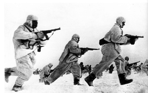 Infantería siberiana con ropa de camuflaje invernal avanzando hacia las posiciones germanas durante la batalla de Moscú. Diciembre de 1941