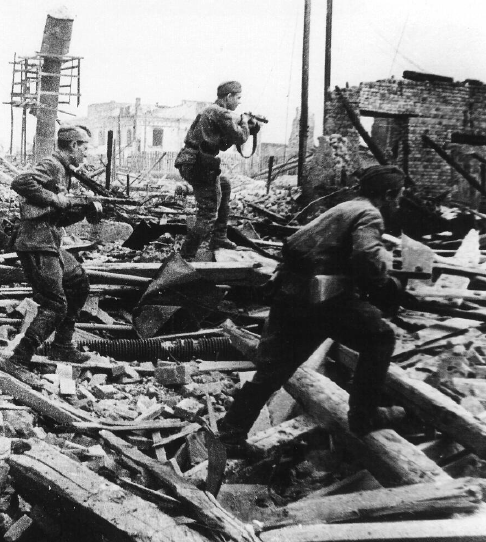 Infantería soviética defendiendo la ciudad de Vorónezh durante ofensiva alemana del verano de 1942