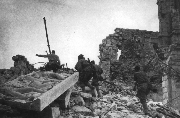Tropas soviéticas combatiendo en Sebastopol, durante su reconquista a los alemanes. 9 de mayo de 1944