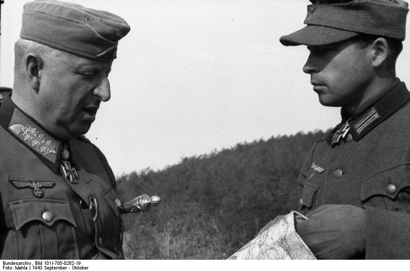 El Mariscal de Campo Erich von Manstein, izquierda, como comandante del Grupo de Ejércitos Sur en Ucrania en el otoño de 1943