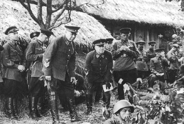 En el centro de la imagen, el mariscal Timochenko y el general Zhukov durante unas maniobras en el distrito militar de Kiev. Otoño de 1940