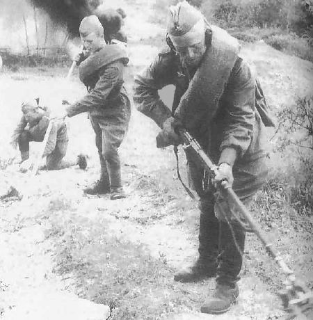 Zapadores usando un detector VIM-210 en un campo de minas alemán