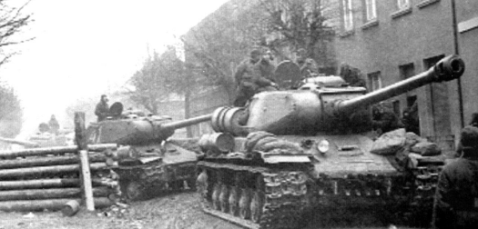 Columna de tanques IS-2 en una ciudad alemana de Pomerania. Marzo de 1945