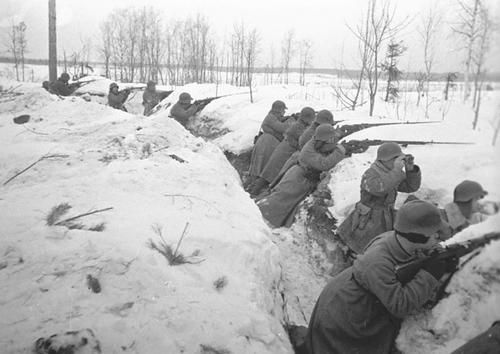 Fusileros soviéticos en una trinchera esperando el ataque las fuerzas finesas