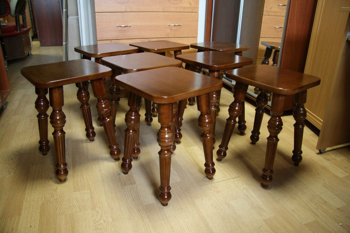 Деревянный стол с табуретками