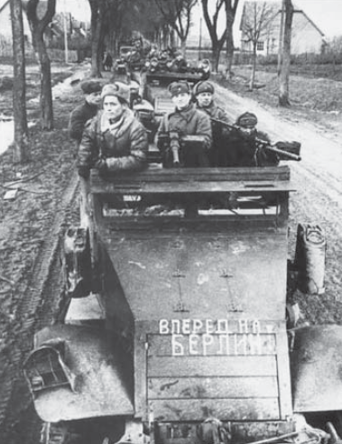 Febrero de 1945. Fusileros soviéticos a bordo de semiorugas M2 cedidos por el gobierno de Estados Unidos. En el frontal del vehículo se puede leer Vlered na Berlin, Hacia Berlín