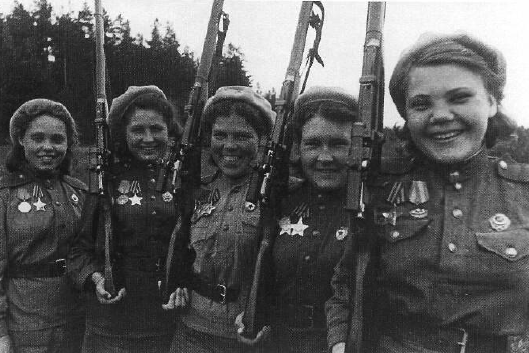 Grupo de francotiradoras luciendo sus condecoraciones en una imagen propagandística
