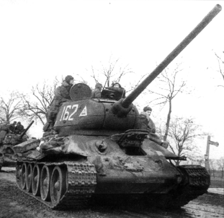 Columna de tanques T-34 85 del 2º Ejército Blindado de Guardias avanzando hacia Stettin. Febrero de 1945