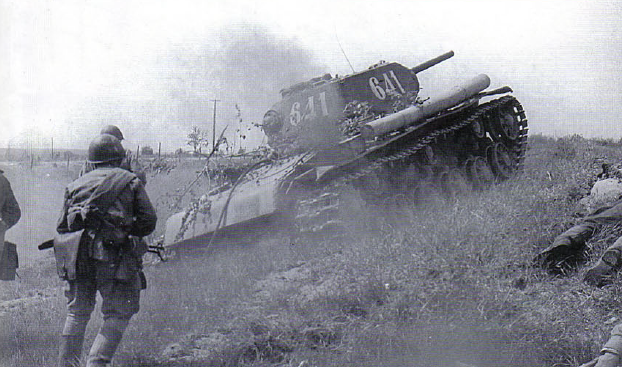 Un tanque KV-1S del 260º Regimiento de Tanques de Guardias avanza junto a la infantería hacia las posiciones finlandesas en el istmo de Carelia. Junio de 1944