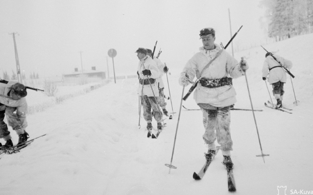 Patrulla de esquiadores voluntarios suecos enrolados en las filas del ejército finlandés. Enero de 1940