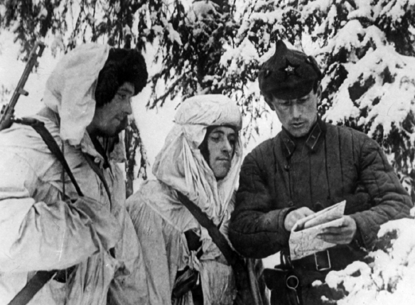 Febrero de 1940, durante la guerra ruso-finesa. Dos francotiradores armados con fusiles SVT-40 reciben órdenes de un oficial superior