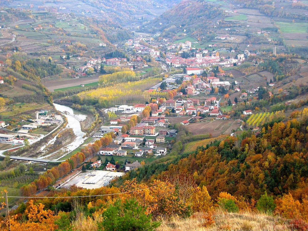 Vista del Pueblo de Cortemilia, Provincia de Cúneo, Italia. Lugar de nacimiento del Doctor Molinari en la actualidad