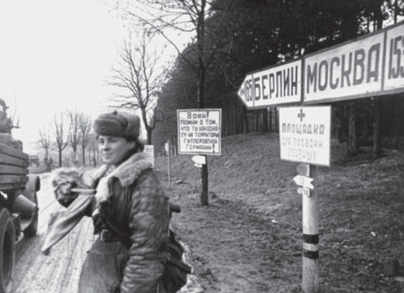 Controladora de tráfico del Ejército Rojo dando paso libre al tráfico sobre la antigua línea de demarcación de la frontera germano-polaca