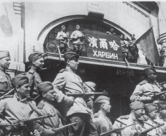 Infantes soviéticos de una unidad de reconocimiento de Guardias en la ciudad de Harbin, en la Manchuria ocupada por los japoneses. Agosto de 1945