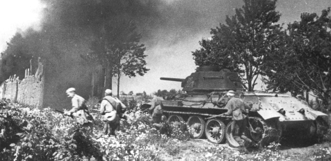Carros e infantería soviética contraatacando en el sector de Orel. Julio de 1943