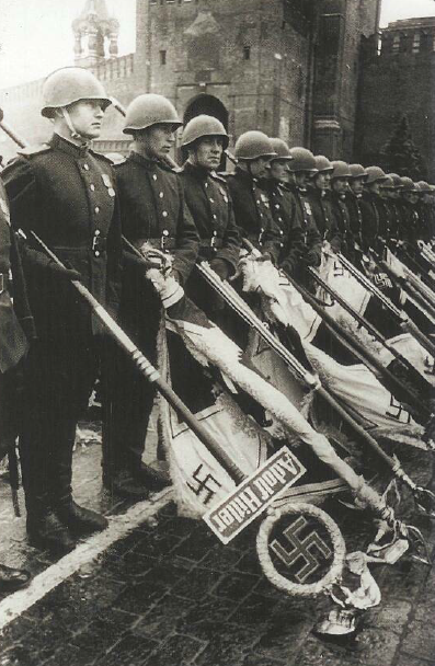Tropas del NKVD con uniforme de gala, muestran las insignias y banderas nazis capturadas. Celebración del día de la Victoria. Moscú 9 de mayo de 1945