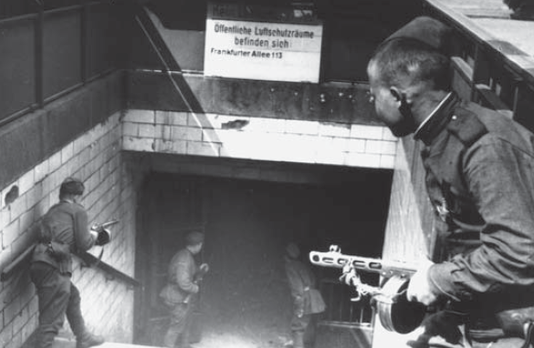 Infantes soviéticos en la entrada de la estación de metro de la Frankfurter Allee en Berlín. Abril de 1945
