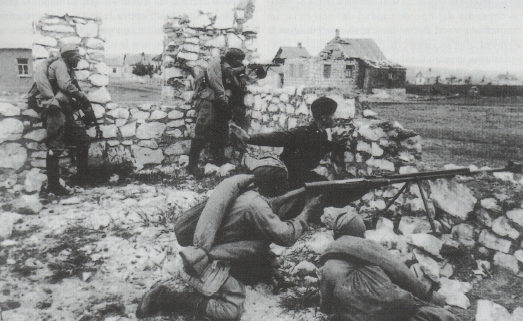 Un pelotón de una sección de fusiles contracarro, en acción en Ucrania durante los combates del verano de 1942. El tirador está armado con un fusil contracarro PTRS de 14,5 mm