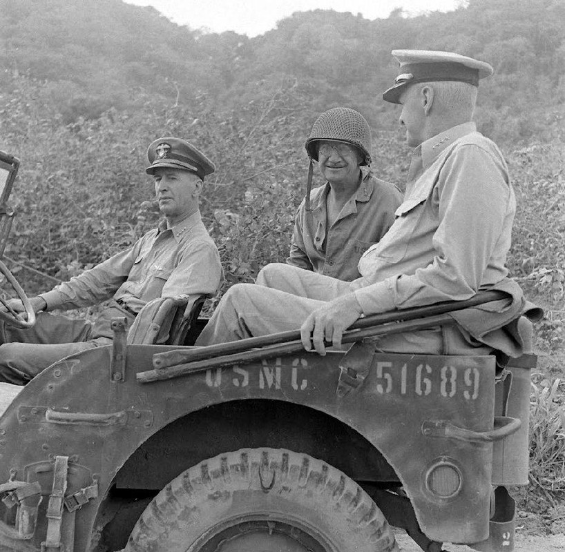 Almirantes Nimitz y King en Saipan 1944