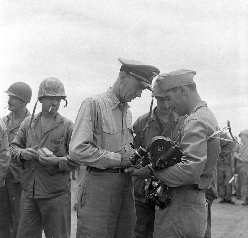 Almirantes Nimitz y King en Saipan 1944