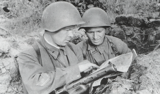 Un comandante de un batallón de fusileros estudiando un mapa con uno de sus mandos de compañía durante los combates de finales de verano de 1941