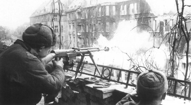 Ametralladora abriendo fuego sobre las posiciones alemanas en la ciudad de Breslau, febrero de 1945