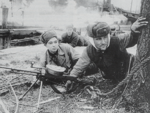 Unidad de ametralladoras soviética en el puerto de Tolkemit, Prusia Oriental, Alemania