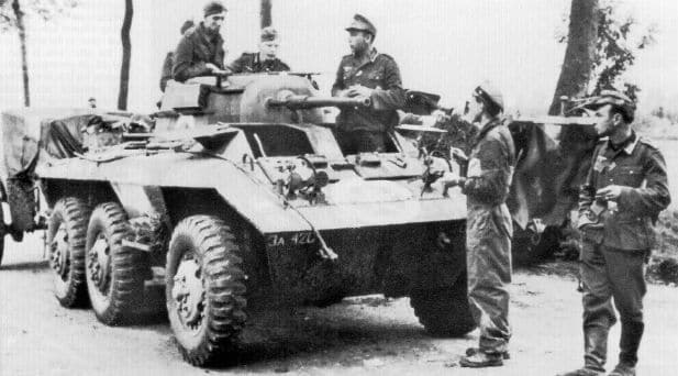 Soldados alemanes de la 150ª Brigada Panzer con un blindado M8 Greyhound capturado a las fuerzas norteamericanas. Este fue uno de los muchos vehículos norteamericanos que utilizó esta unidad dirigida por Skorzeny