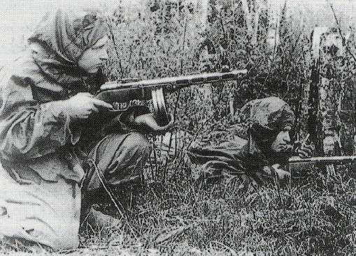 Pareja de razvedchiki, exploradores del Ejército Rojo, durante una misión en las líneas germanas