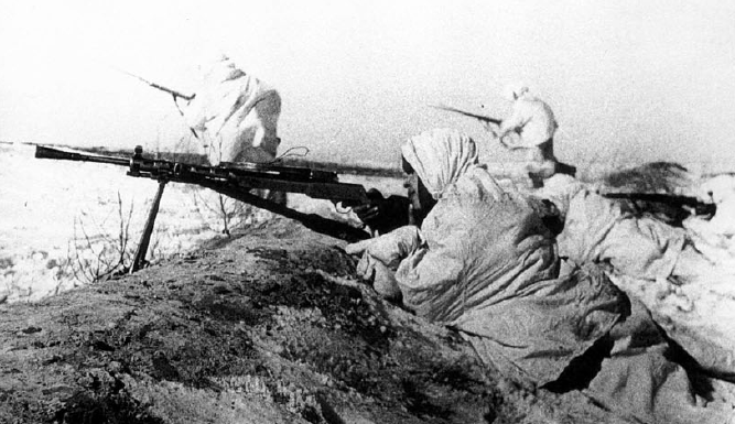 Infantería soviética durante la batalla de Moscú. En primer plano un soldado manejando una ametralladora Degtyarev DP modelo 1928