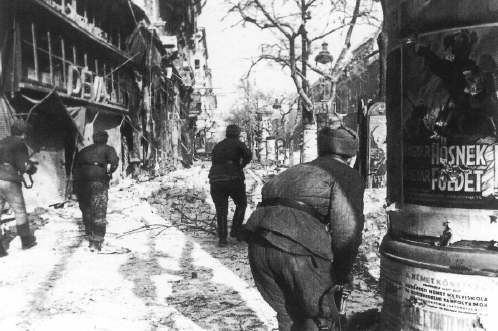 Infantería soviética avanzando cautelosamente en las calles de Budapest. Enero de 1945