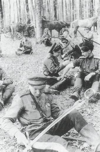 Miembros de una unidad de caballería de cosacos del Don agregada al 2º Frente de Ucrania descansando en un bosque de Ucrania occidental, mayo de 1944