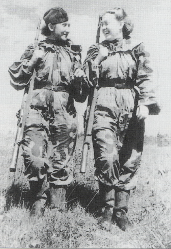 Francotiradoras soviéticas charlando animadamente después de una misión. Ambas visten el mono mimético típico de las unidades de francotiradores