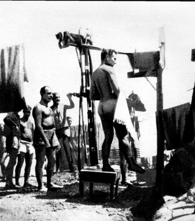 [Слика: Goli_Tito_je_uslikan_1939._na_kupanju_u_..._u_Fra.jpg]
