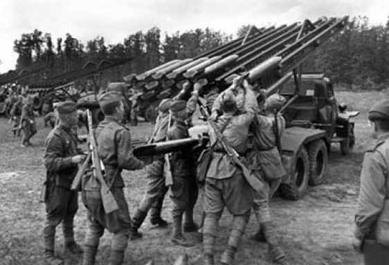 Artilleros de un regimiento de Guardias cargando un lanzador de cohetes Katyusha de 132 mm