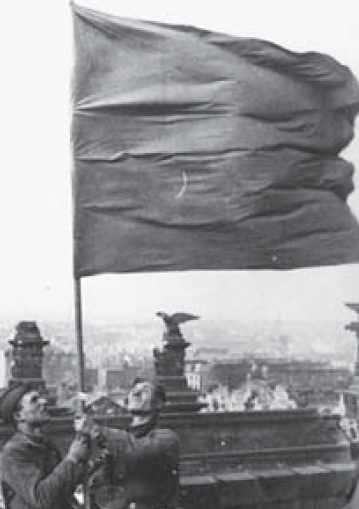 Berlín, 30 de abril de 1945. Infantes de la 150 División de Fusileros izando la bandera soviética en el Reichstag