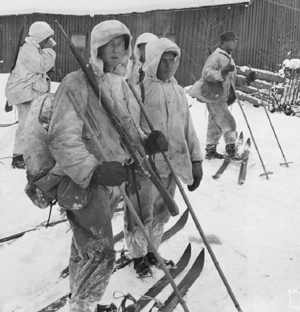 Unidad de esquiadores fineses. Patrullas como estas emboscaron a las columnas soviéticas durante los combates por la carretera de Raate